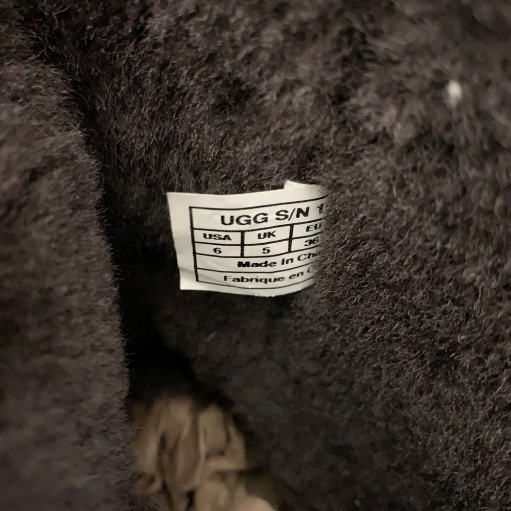 Ugg Big Kid Triple Bailey Button Size 6 - image 5